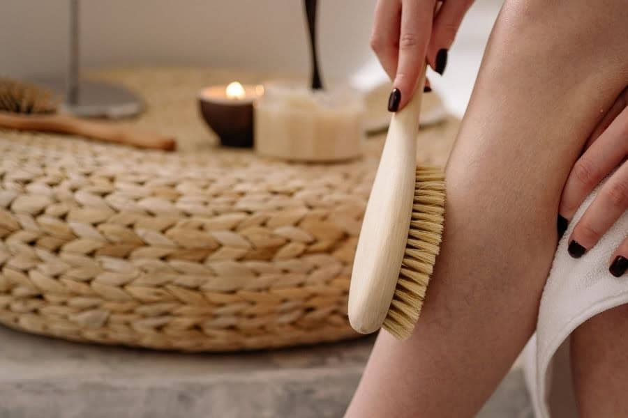 Hãy tẩy tế bào chết định kỳ sau khi da ổn định sau triệt lông để ngừa lông mọc ngược