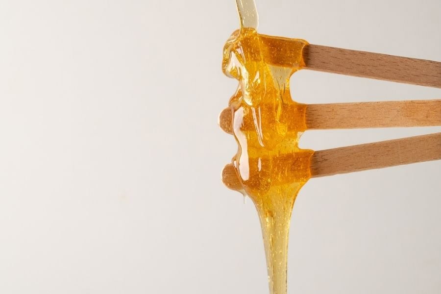 Nên test trước sáp wax bằng mật ong trên vùng da nhỏ để kiểm tra kích ứng