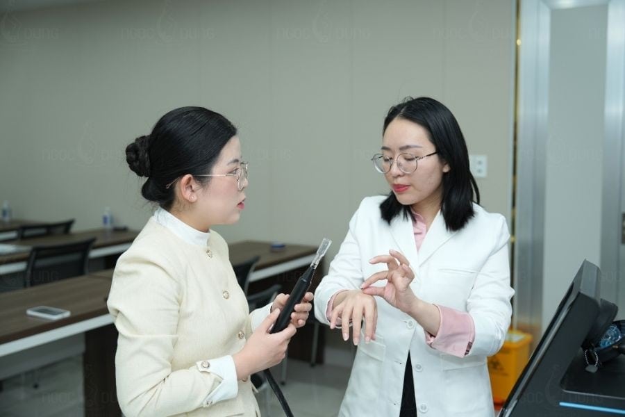 Cách triệt lông mặt tại nhà an toàn và ít kích ứng 5 Nếu da nhạy cảm hoặc đang điều trị, nên cân nhắc tư vấn chuyên môn trước khi triệt/tẩy lông mặt