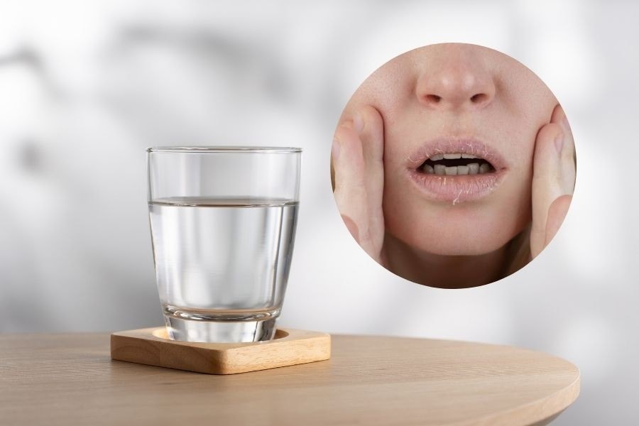 Thiếu nước là một trong những lý do phổ biến khiến nhiều người thắc mắc môi thâm tại sao