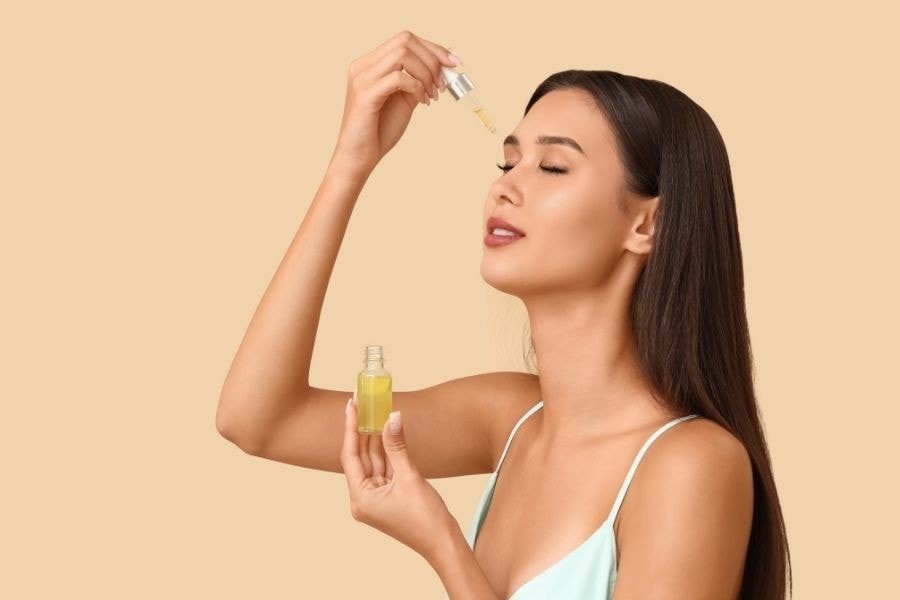 Thoa dưỡng chất lên mặt là cách trị thâm do mụn đơn giản