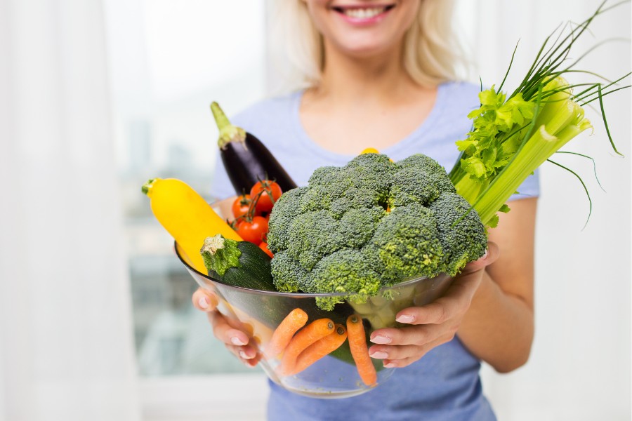Tích cực bổ sung nhiều rau xanh, trái cây tươi vào thực đơn sau phun môi nhé!