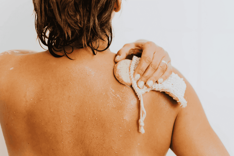 Tránh sử dụng nước nóng hoặc xà phòng chứa chất tẩy rửa mạnh khi bị sẹo lồi