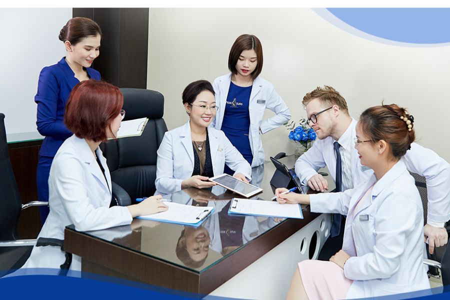 Đội ngũ chuyên gia giàu kinh nghiệm sẵn sàng đáp ứng mọi nhu cầu làm đẹp của khách hàng Đội ngũ chuyên gia giàu kinh nghiệm sẵn sàng đáp ứng mọi nhu cầu làm đẹp của khách hàng