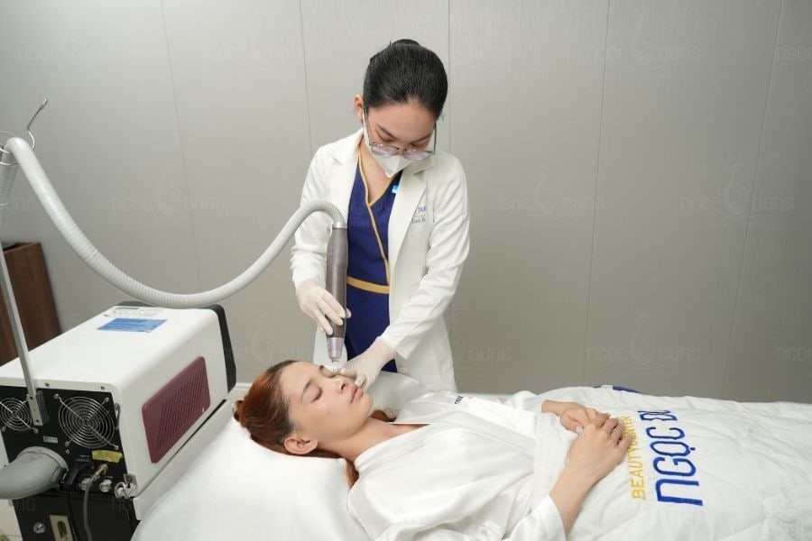 Laser phù hợp với khách hàng mong muốn trải nghiệm công nghệ nhẹ nhàng, chỉ tác động tại vết thâm mụn