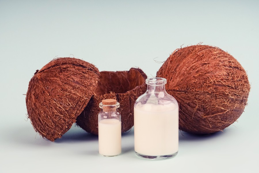Sữa tươi và dầu dừa là hai nguyên liệu trị thâm nách được yêu thích nhất hiện nay