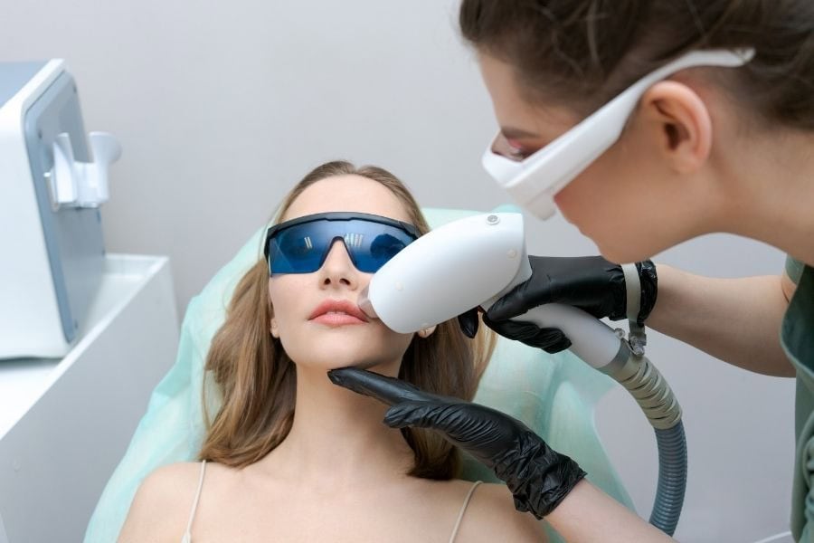 Yếu tố khác ảnh hưởng đến giải đáp triệt lông sau bao lâu thì rụng là tay nghề kỹ thuật viên