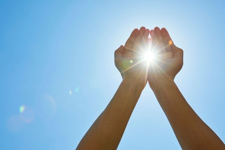 Không che chắn môi dưới ánh nắng mặt trời cũng dễ khiến môi thâm sạm