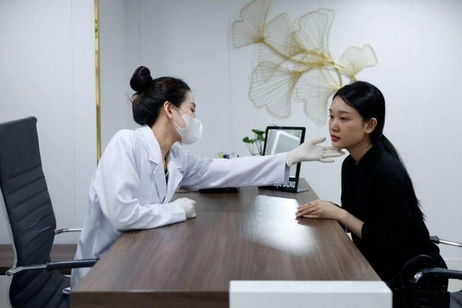  Việc thăm khám trước khi làm lăn kim là bước bắt buộc để đảm bảo an toàn và hiệu quả