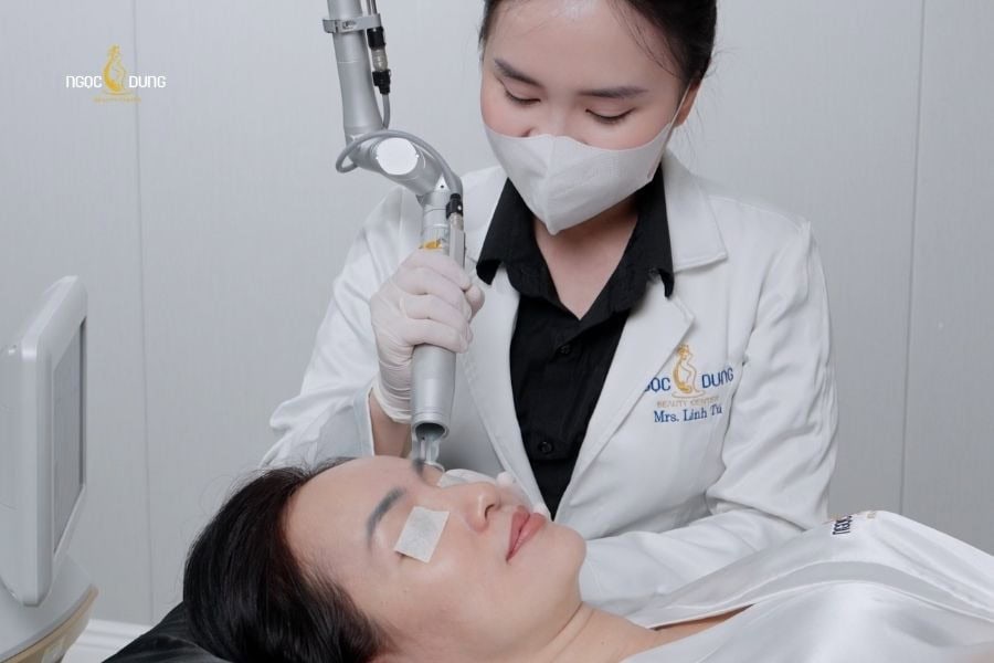 Xóa xăm mí mắt có nguy hiểm không? Những lưu ý cần biết 7 Xóa xăm mí mắt bằng Laser là phương pháp hiện đại và có hiệu quả bền lâu