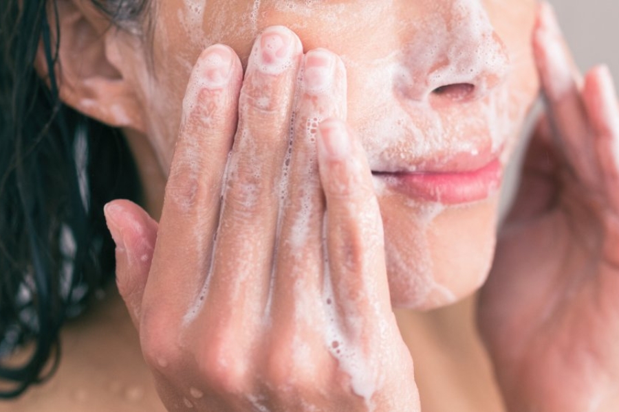 Dùng sữa rửa mặt sau khi điêu khắc có thể ảnh hưởng đến quá trình phục hồi của lông mày