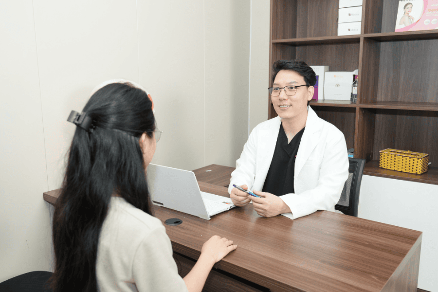 Bác sĩ chuyên môn Phạm Đức Tuấn trực tiếp thăm khám và lên phác đồ điều trị cho khách hàng