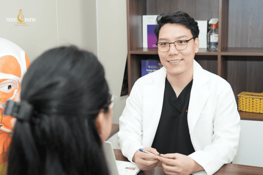 Bác sĩ chuyên môn Phạm Đức Tuấn trực tiếp thăm khám và lên phác đồ điều trị cho khách hàng