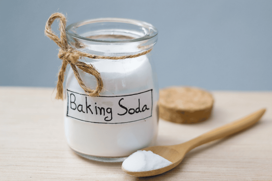 Baking soda giúp tẩy tế bào chết và hỗ trợ sắc tố thâm trên môi