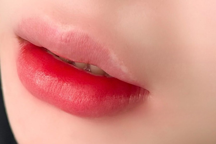 Bờ môi căng mọng, đều màu sau khi được phun xăm môi màu đỏ tươi