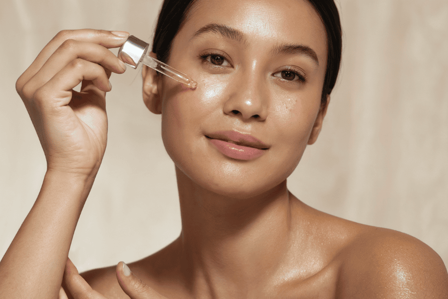 Bổ sung serum chứa Hyaluronic Acid (HA) hoặc Panthenol (Vitamin B5) để đẩy nhanh quá trình tái tạo biểu bì