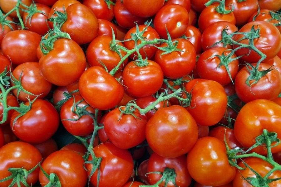 Cà chua cũng là giải đáp cho thắc mắc bị mụn bên ăn rau gì