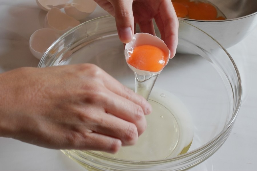 cách làm da mặt trắng tại nhà bằng lòng trắng trứng gà