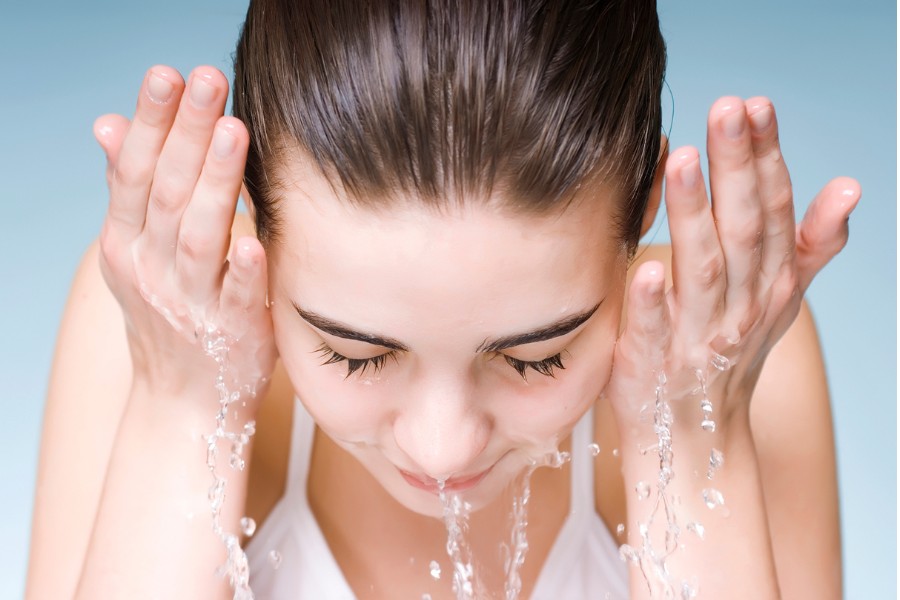 rửa mặt với nước ấm sau khi đắp mặt nạ nghệ