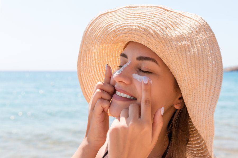 Thoa kem chống nắng để bảo vệ da là cách làm trắng da và ngăn ngừa mụn đơn giản nhưng hiệu quả