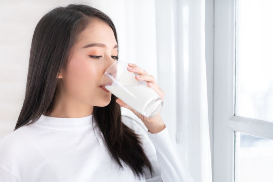 Làm sao để thức khuya mà không bị mụn? Hãy uống một cốc sữa ấm để hạn chế tình trạng thức khuya bị nổi mụn nàng nhé