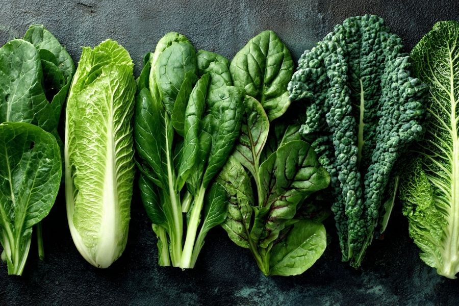 Ăn cải xoăn (Kale) và rau chân vịt (bó xôi) cũng hỗ trợ da ngừa mụn hiệu quả