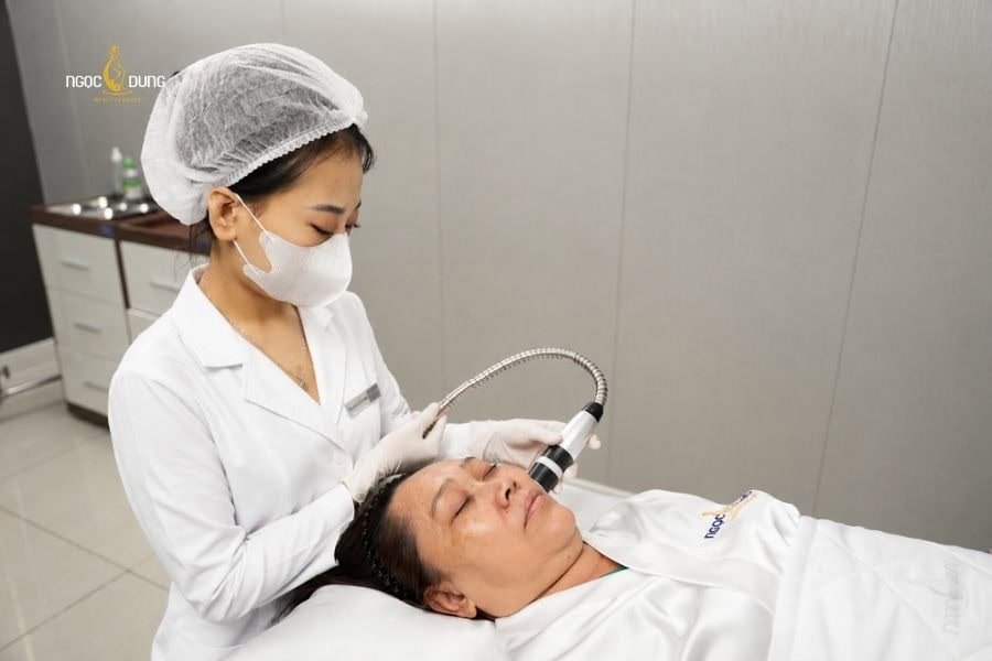 Căng trắng da điện di là một trong những dịch vụ của Ngọc Dung được chị em yêu thích 