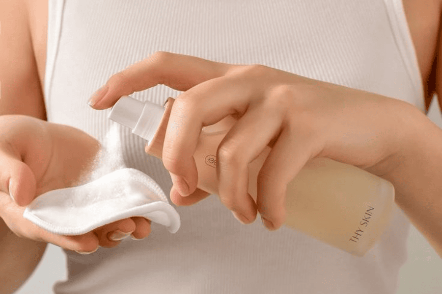 Các bước chăm sóc, skincare cho da dầu mụn sáng và tối chuẩn 8 Nên chọn toner không chứa cồn và có khả năng kiểm soát dầu