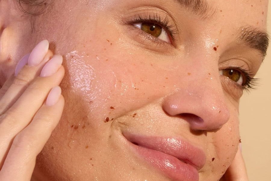 Tẩy tế bào chết bằng các sản phẩm dịu nhẹ cho da mụn