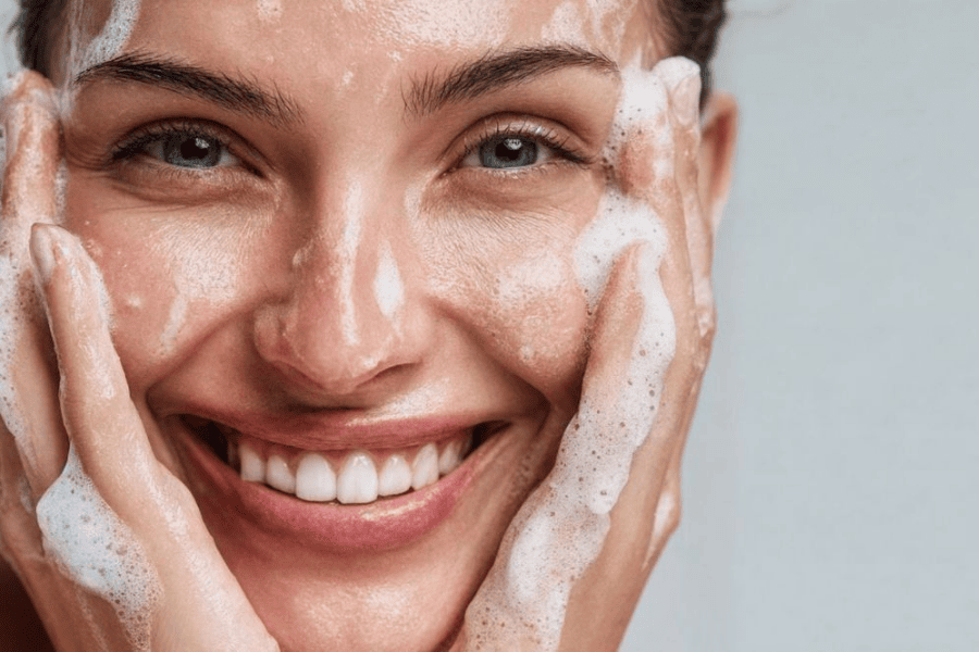 Các bước chăm sóc, skincare cho da dầu mụn sáng và tối chuẩn 7 Bạn có thể dùng tẩy tranng dầu hoặc dạng scrub tùy vào tình trạng da
