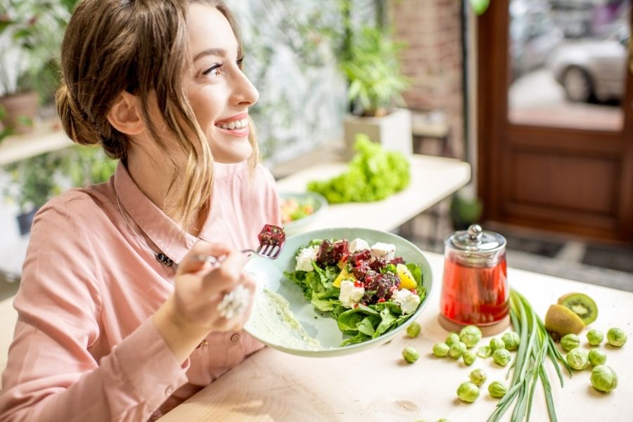 Uống trà sữa có nổi mụn không? Uống trà sữa có thể gây nổi mụn nên bạn hãy nhớ ăn uống đủ chất nhé