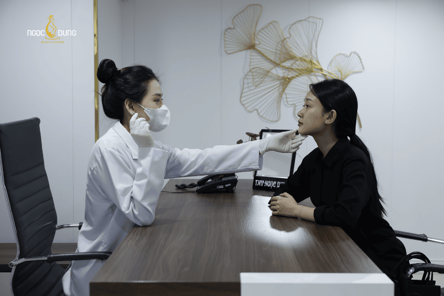 Chuyên da tại Ngọc Dung thăm khám và xác định tình dạng da cho khách hàng