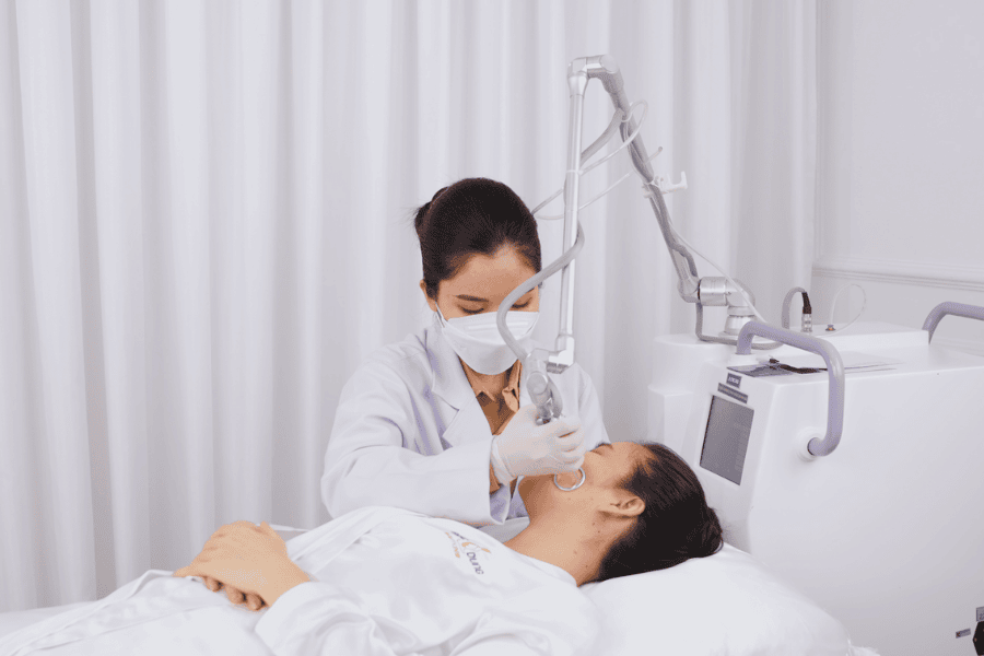 Laser Fractional CO2 trị sẹo rỗ có hết không? Bao lâu da đẹp? 3 Công nghệ Laser Fractional CO2 có bước sóng 10600nm, tác động chính xác vào vị trí sẹo rỗ