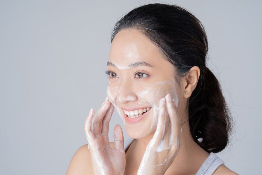 Rửa mặt đúng cách là một trong các cách trị da dầu khá hiệu quả