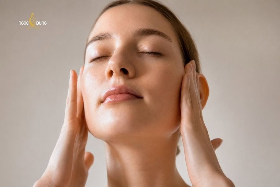 Da mặt thường mỏng hơn các vùng da khác nên nhạy cảm với các tác nhân từ môi trường