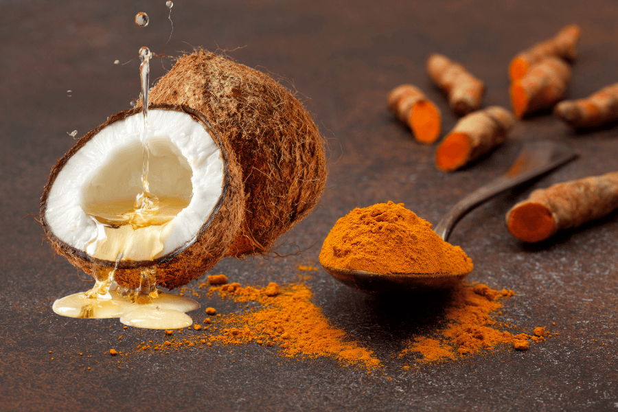 Dầu dừa và nghệ vàng giúp tăng cường độ ẩm và hỗ trợ quá trình tái tạo da