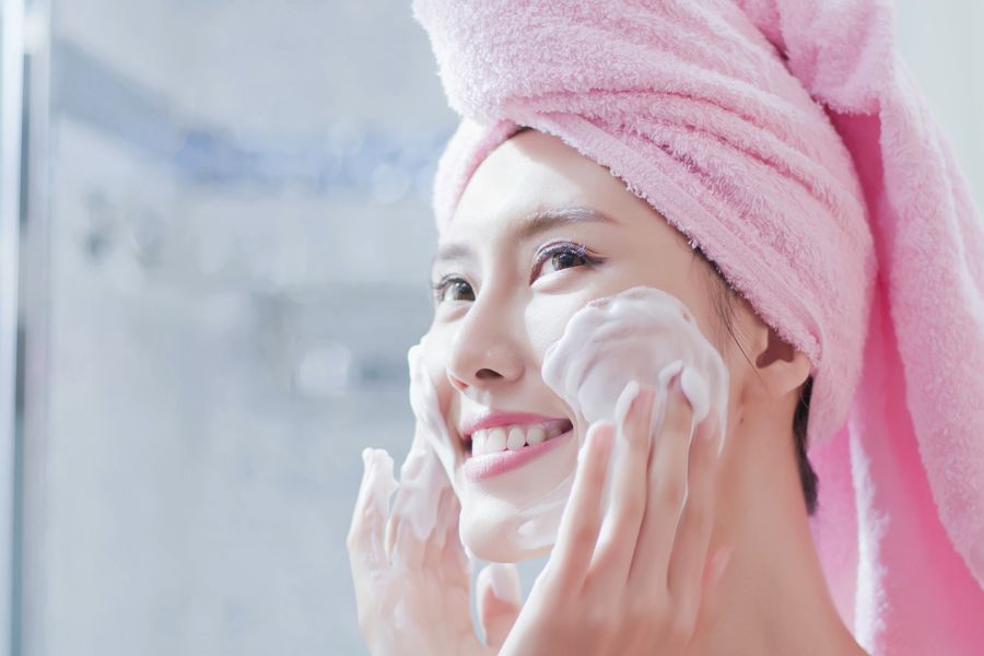 Dùng sữa rửa mặt dịu nhẹ để làm sạch da