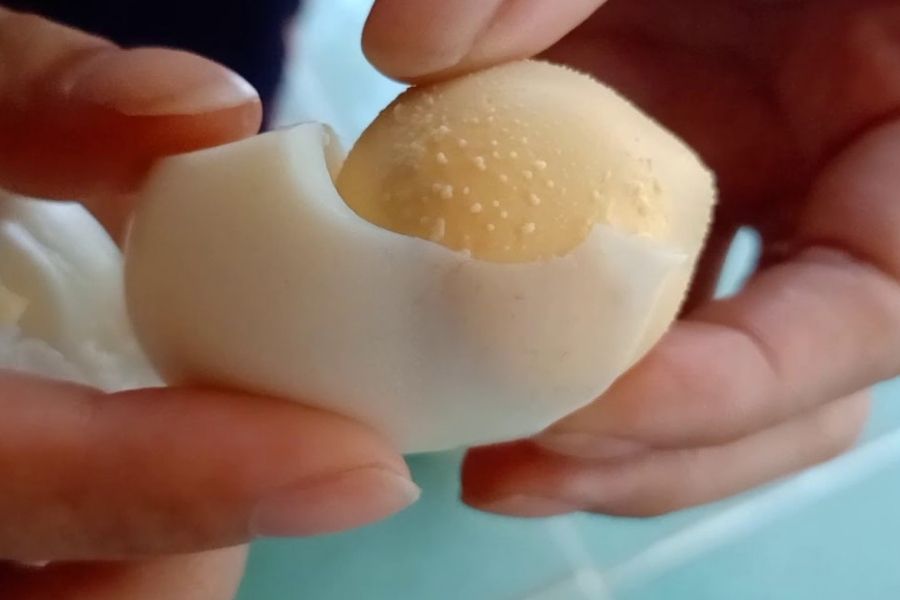 Lăn mụn bằng trứng gà liệu có hiệu quả không?