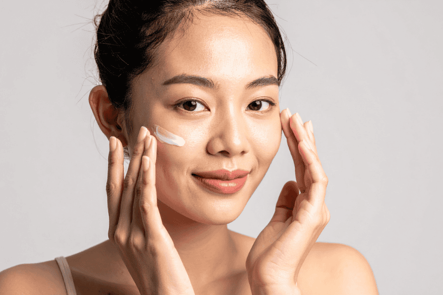 Ưu tiên kem dưỡng ẩm dịu nhẹ để duy trì độ ẩm cân bằng, hỗ trợ hạn chế tình trạng bít tắc và hình thành mụn trứng cá