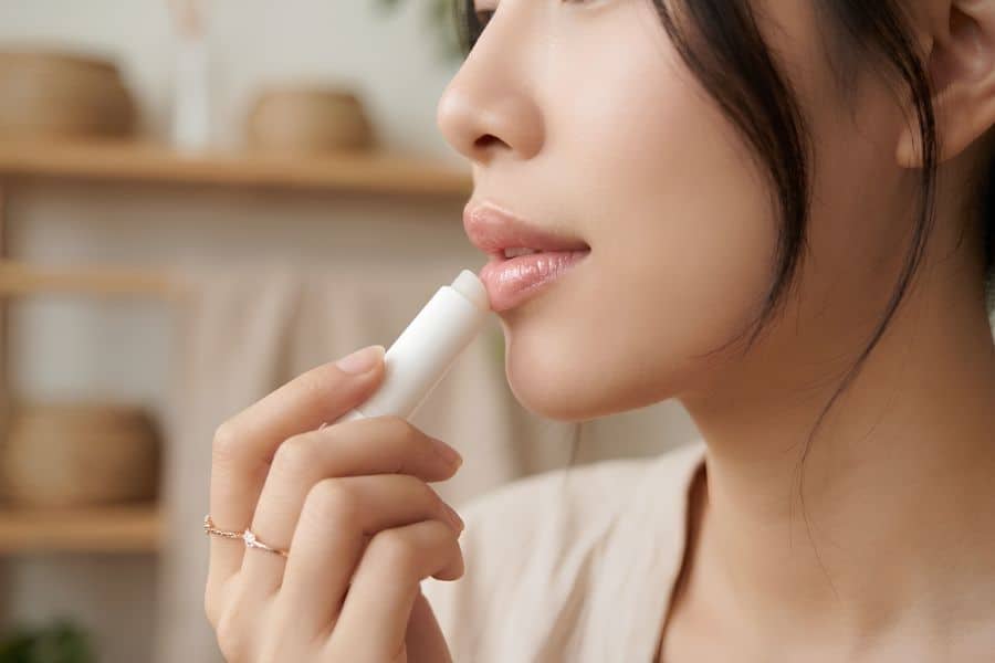 Xăm môi mấy ngày thì bong? Cách chăm sóc sau bong chuẩn 6 Thoa lớp mỏng son dưỡng để giữ ẩm và tránh làm bong vảy môi sớm