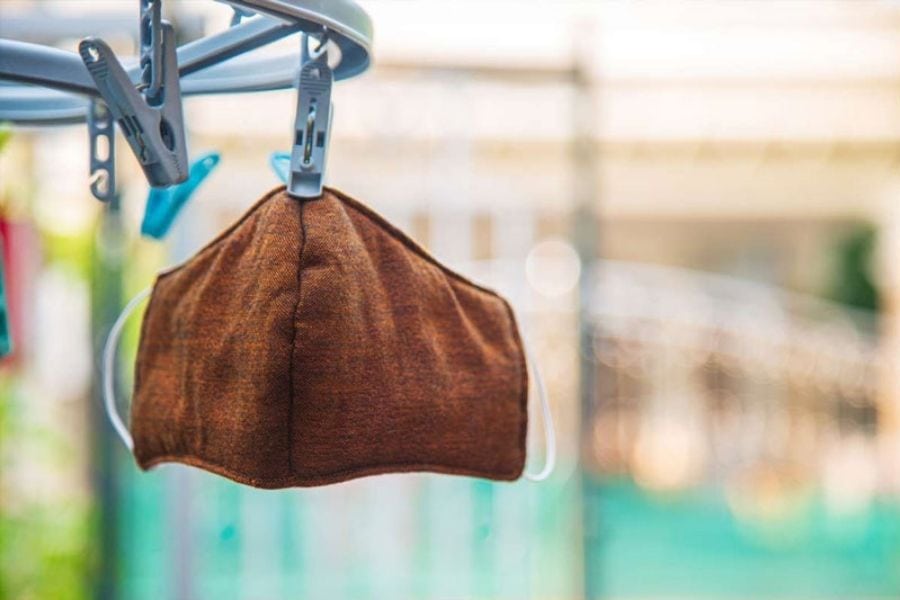 Giữ khẩu trang sạch giúp hạn chế vi khuẩn phát triển và giảm nguy cơ hình thành mụn do môi trường ẩm nóng