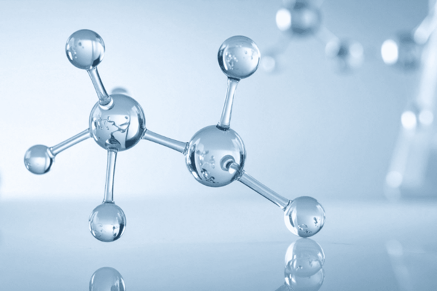 HA có thể giữ lượng nước gấp 1.000 lần trọng lượng của nó, tạo lớp màng giữ ẩm trên da