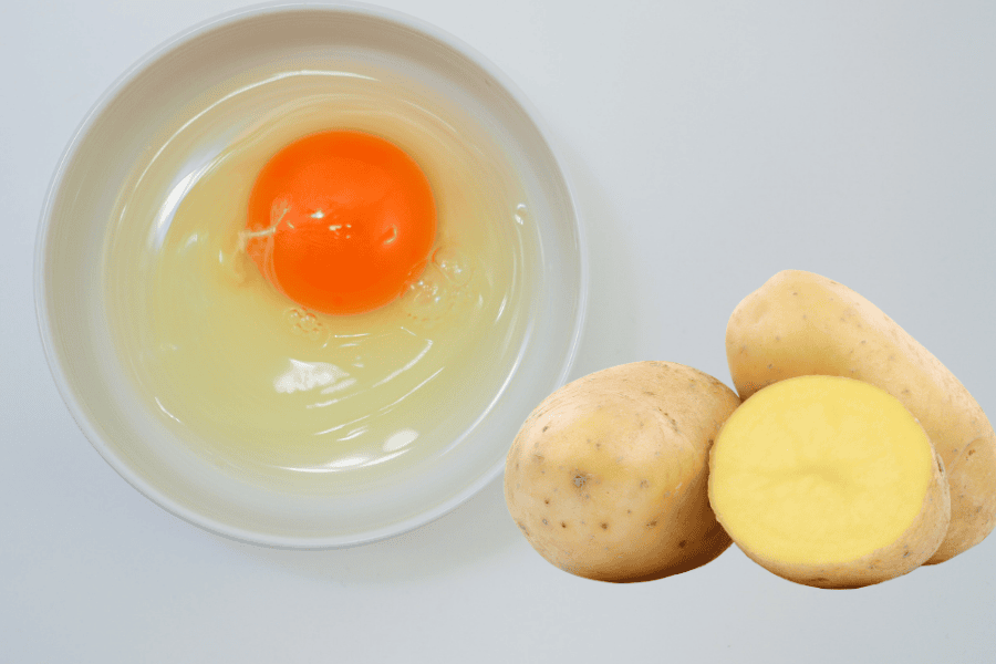 Khoai tây và lòng trắng trứng giúp làm dịu và cải thiện sắc da hiệu quả
