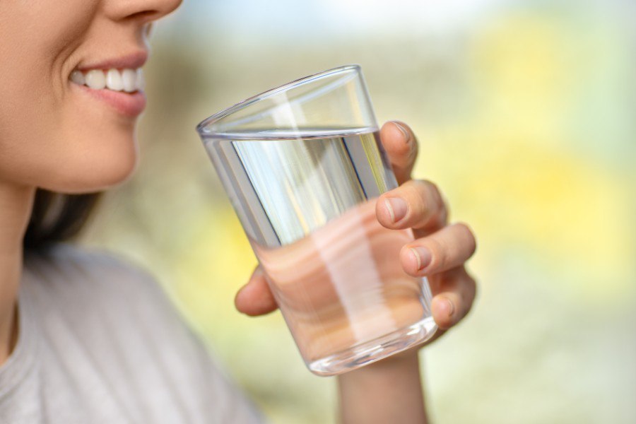 Sau khi ăn mận nên uống đủ nước để giảm nguy cơ hình thành mụn