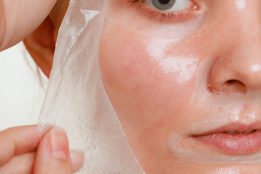 Không nên tự tay lột các lớp da đang bong vì dễ để lại vết thâm hoặc sẹo lõm