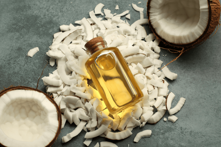 Massge bụng bằng dầu dừa giúp da mềm mại và duy trì độ ẩm ổn định