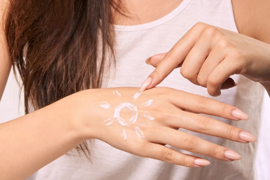 Bảo vệ da khỏi ánh nắng mặt trời cũng là cách giảm mụn hiệu quả