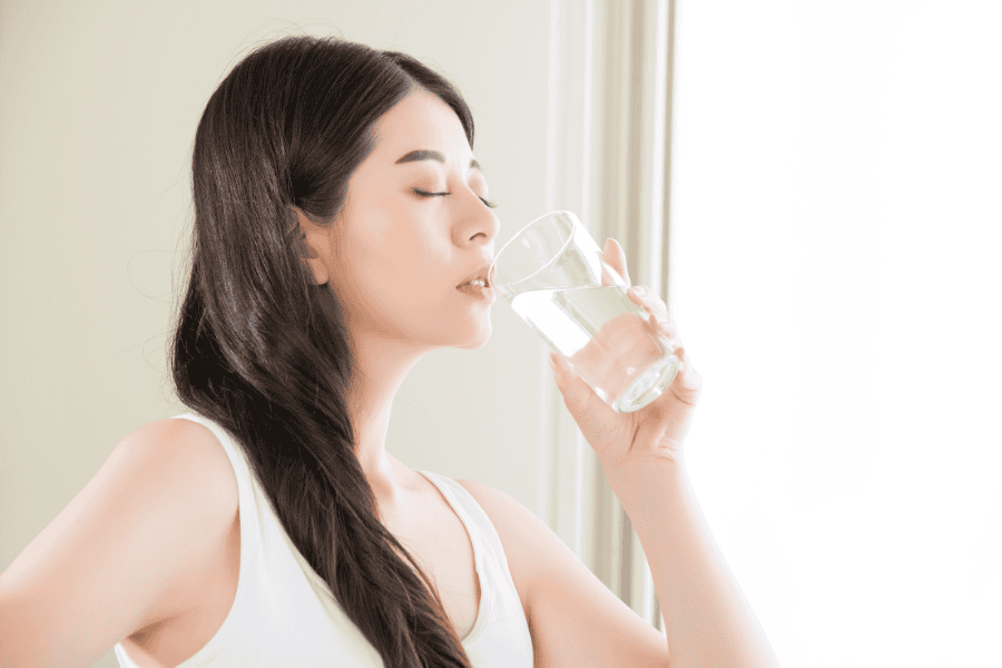 Nên uống ít nhất 2 lít nước/ngày để duy trì độ ẩm và đàn hồi cho da