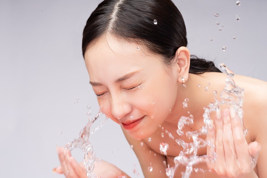 Sau khi đắp mặt nạ nghệ, bạn nên vệ sinh da nhẹ nhàng với nước