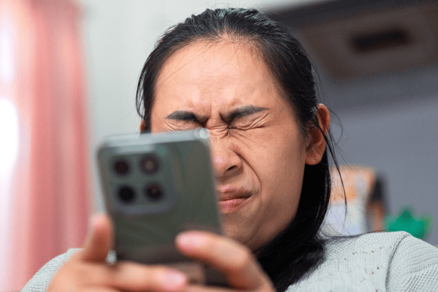 Nheo mắt thường xuyên khi nhìn thiết bị điện tử hoặc cười quá mức đều vô tình tạo áp lực lên da